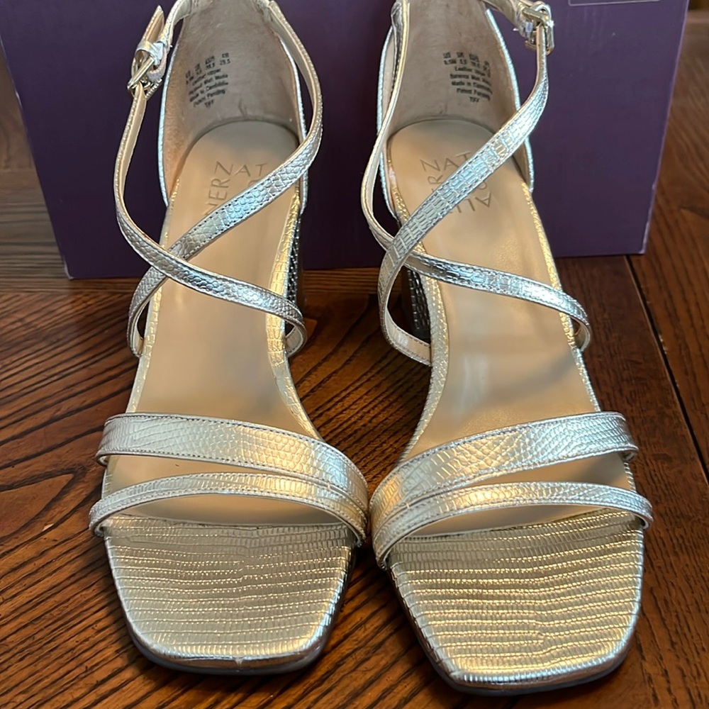 NATURALIZERS METALLIC GOLD STRAPPY HEELED SANDALS. SIZE 8.5. NWOT